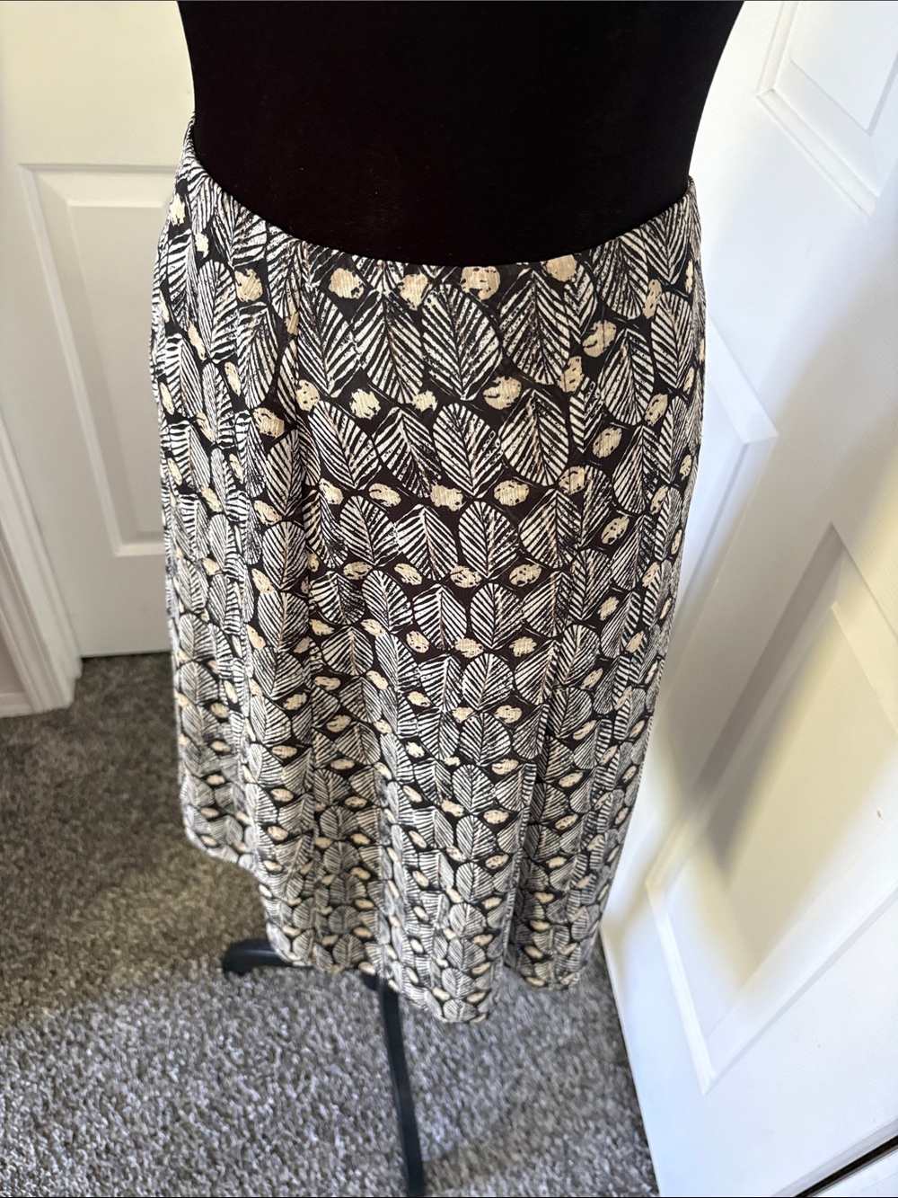 Sigrid Olsen black and white leaf print midi skirt. - Picture 3 of 13